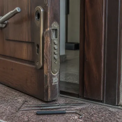 Cerradura de una puerta de piso en Murcia lista para apertura sin daños