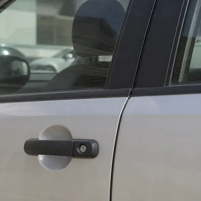Cerradura de puerta de coche en una calle de Murcia para apertura de vehículo