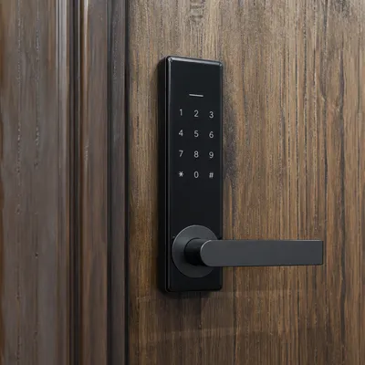 Cerradura electrónica con teclado en una puerta de vivienda en Murcia