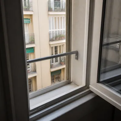 Ventana de una vivienda en Murcia con refuerzo interior de seguridad